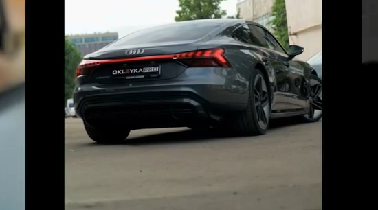 Оклейка Audi E-Tron глянцевой полиуретановой пленкой Sunmax PPF