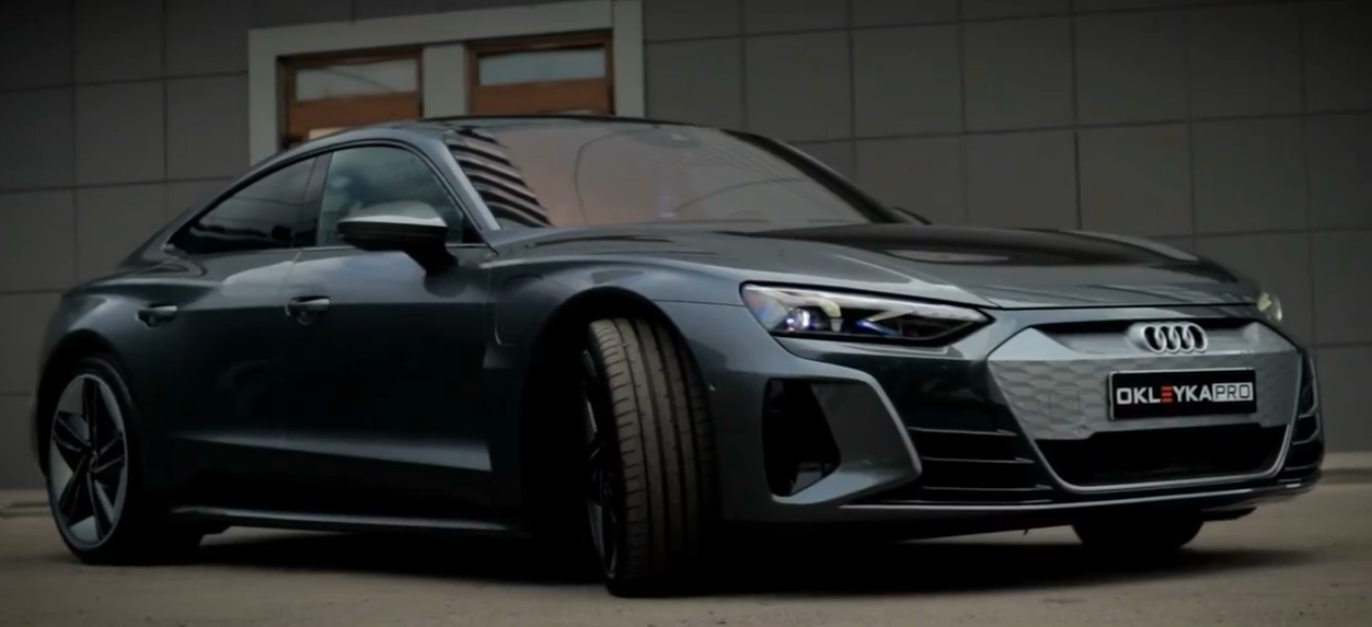 Оклейка Audi E-Tron глянцевой полиуретановой пленкой Sunmax PPF