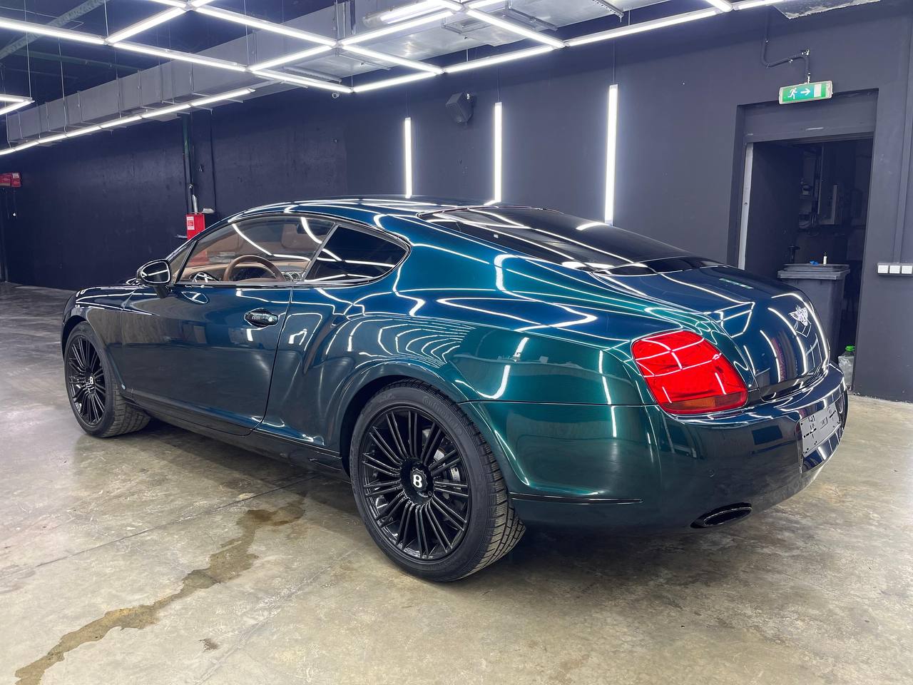 Оклейка автомобиля Bentley защитной полиуретановой пленкой Sunmax  цвет Shiny Green