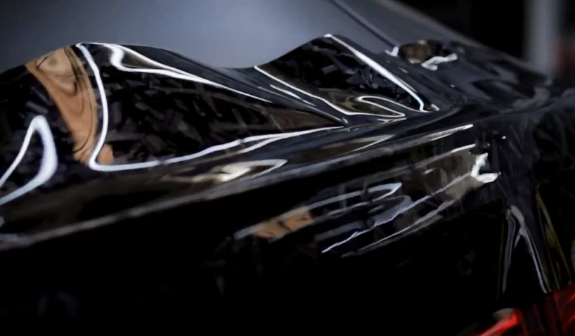 Оклейка спойлера Audi пленкой из винила Sunmax 404 Forget Carbon Glossy Black